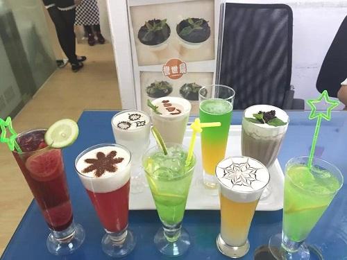 > 奶茶培训产品  奶茶培训学员实操实练,解密市面上奶茶加盟店的技术
